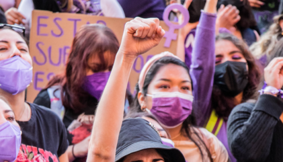 Mulheres protestam com cartazes