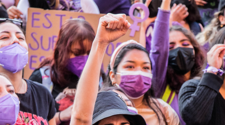 Mulheres protestam com cartazes
