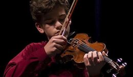 Violonista brasileiro de 17 anos vence concurso internacional em Viena