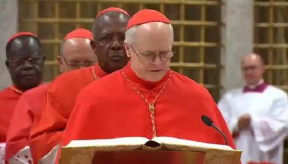 Arcebispo de SP sofre ataques por usar vermelho, cor dos cardeais da igreja