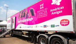 Foto de carreta pinta de branco e rosa e divulgação da campanha de mamografia e ultrassom de mama.