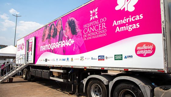 Foto de carreta pinta de branco e rosa e divulgação da campanha de mamografia e ultrassom de mama.
