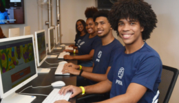 Estudantes em frente a computadores