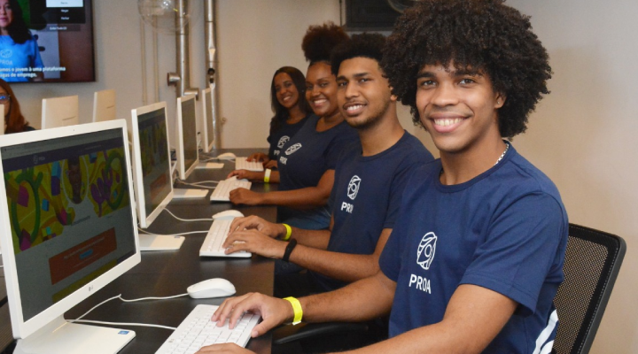 Estudantes em frente a computadores