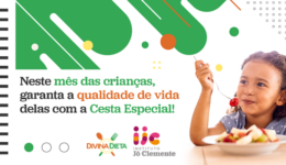 Imagem de divulgação com criança comendo frutas em um prato branco.