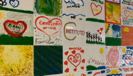 parede de azulejos desenhados pelas famílias