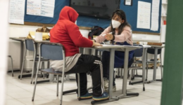professora e aluno em sala de aula