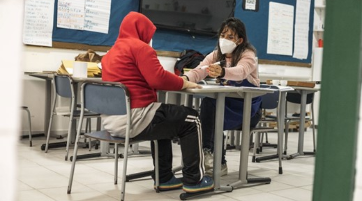professora e aluno em sala de aula