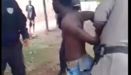 Jovem negro é preso por gritar nome de candidato e ouve ofensas racistas de PM