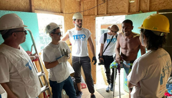 Projeto social instala banheiros em comunidade do Rio de Janeiro