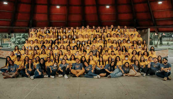 Foto de dezenas de jovens vestindo camisetas amarelas.