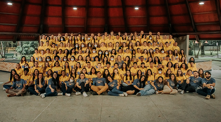 Foto de dezenas de jovens vestindo camisetas amarelas.