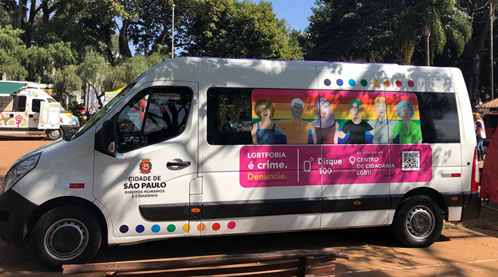 Foto de van branca, da Prefeitura de São Paulo, adesivada com imagens da campanha de atendimento móvel voltado para a população LGBTI.