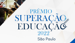 Imagem de fundo branco com o título "PRÊMIO SUPERAÇÃO EDUCAÇÃO 2022" em tons de azul, do mais claro para o mais escuro. 