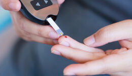 Foto de aparelho de teste de glicose no sangue para diabetes