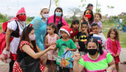 crianças recebem presentes de natal