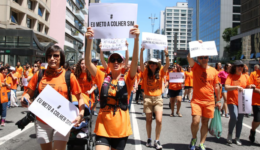 Caminhada pede o fim da violência contra mulheres e meninas