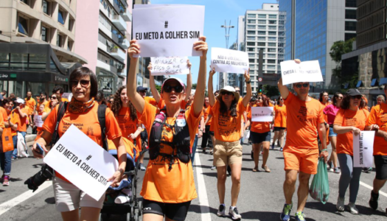 Caminhada pede o fim da violência contra mulheres e meninas