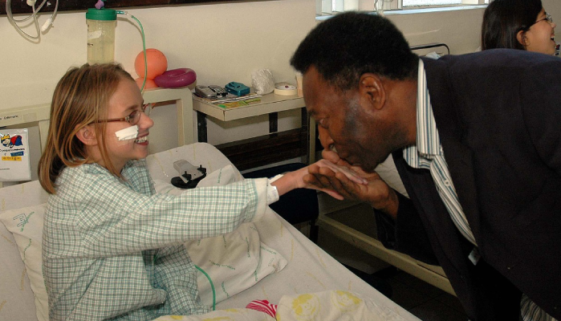 Pelé beija mão de menina internada em hospital pediátrico