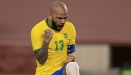 Acusado de estupro, Daniel Alves muda versão e culpa a vítima