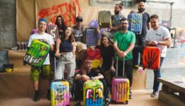 Venda de malas customizadas gera recursos para Associação Laramara