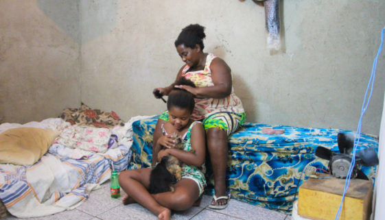 Observatório de Favelas recebe exposição sobre moradoras da favela da Maré