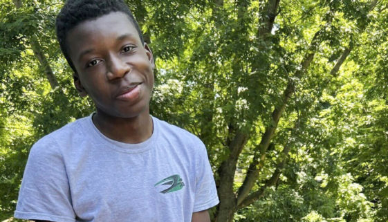 Adolescente negro é baleado na cabeça após tocar a campainha errada
