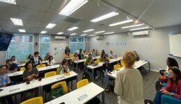 Programa oferece bolsas de estudos para voluntários de organizações
