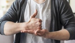 Projeto oferece 32 oficinas gratuitas com tradução em Libras e legendagem
