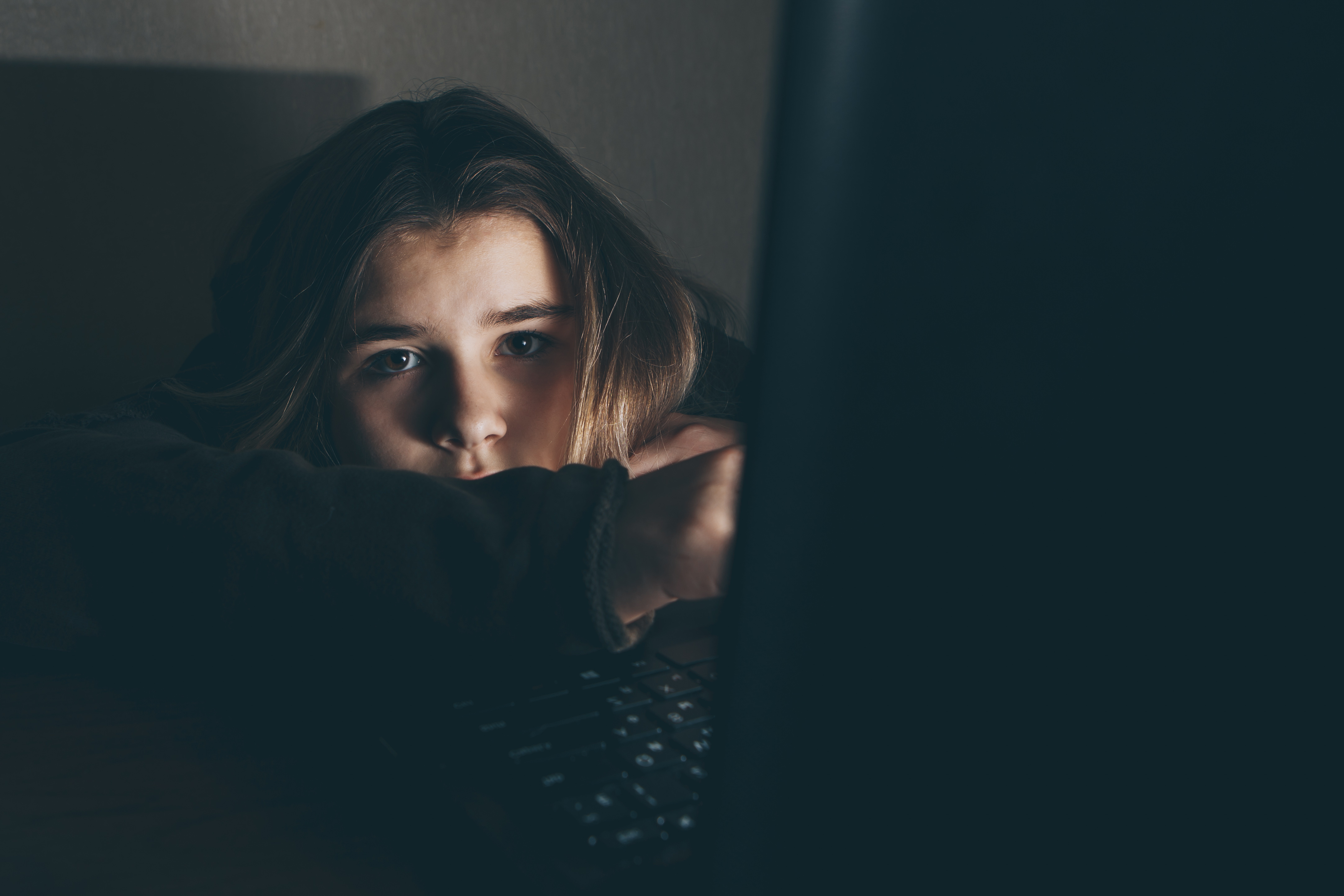 Denúncias de abuso e exploração sexual infantil na internet crescem 70% em 3 meses