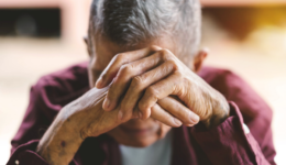 Denúncias de abandono de idosos crescem 855% este ano no Brasil