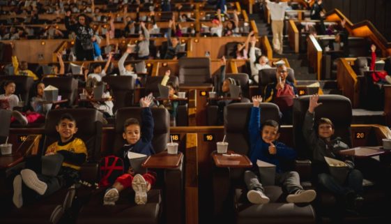 Banco PAN leva crianças e adolescentes ao cinema pela primeira vez