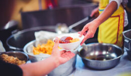 Com milhões passando fome no Brasil, trabalho das ONGs é fundamental