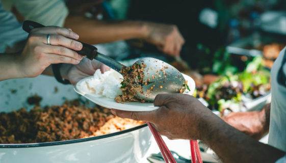 Prefeitura fecha parceria com 27 ONGs para distribuir 11 mil refeições por dia em SP