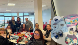 Oficinas solidárias confeccionam roupas de inverno para recém-nascidos