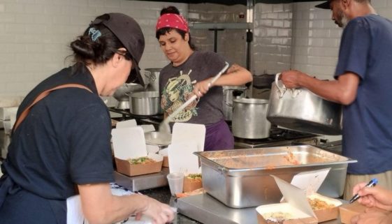 Projeto oferece refeições e capacita pessoas em situação de rua em SP