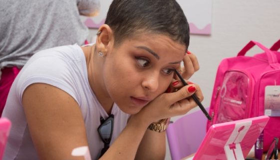 Oficinas gratuitas de maquiagem para mulheres com câncer