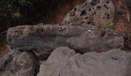 Rostos de 2 mil anos são expostos pela seca do rio Amazonas