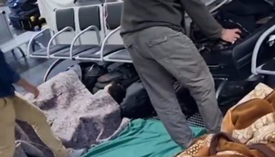 Sem abrigo, afegãos com vistos humanitários dormem em aeroporto de SP