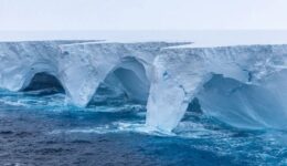 Maior iceberg do mundo tem derretimento acelerado pelo aquecimento global