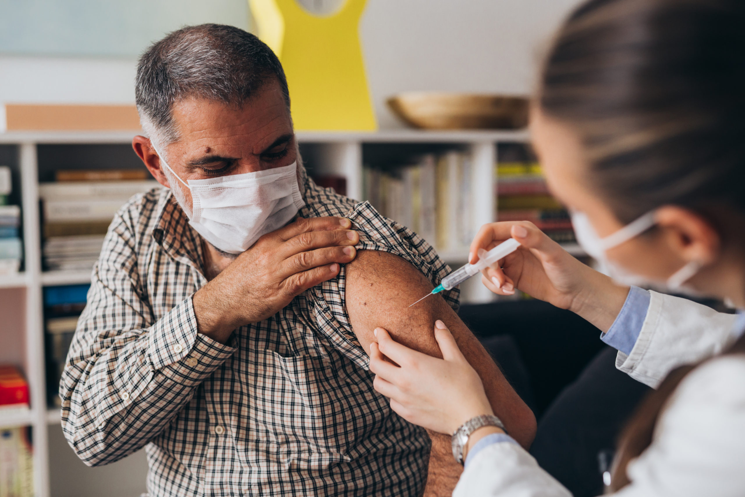 Alta de vírus respiratórios no país faz Brasil antecipar vacinação contra gripe