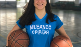 A jogadora de basquete que usa o esporte para transformar a vida de crianças na Rocinha
