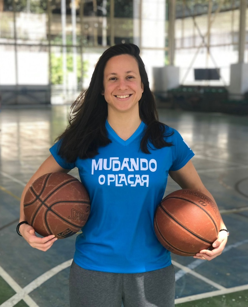 A jogadora de basquete que usa o esporte para transformar a vida de crianças na Rocinha