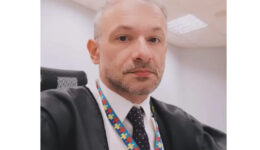O Juiz de SC que descobriu autismo aos 47 anos e usa cordão de identificação