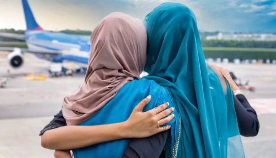Com ajuda de ONGs, refugiados afegãos que estavam em aeroporto são abrigados