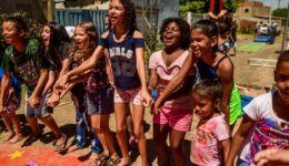 Fundação apoia projetos que estimula o desenvolvimento infantil através de brincadeiras