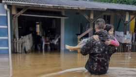 Perfil ajuda crianças perdidas nas enchentes a encontrar seus pais