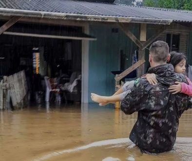 Perfil ajuda crianças perdidas nas enchentes a encontrar seus pais