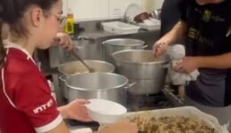 Grupo de amigos de Porto Alegre cozinha quase mil marmitas por dia para as vítimas
