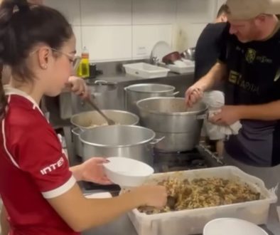 Grupo de amigos de Porto Alegre cozinha quase mil marmitas por dia para as vítimas